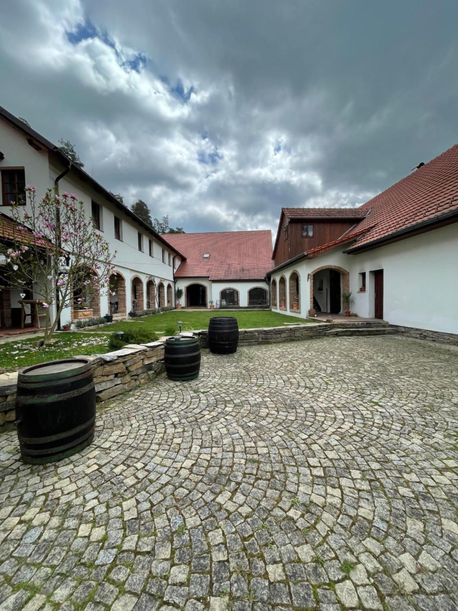 Trilety Mlyn Hotel Police  Bagian luar foto